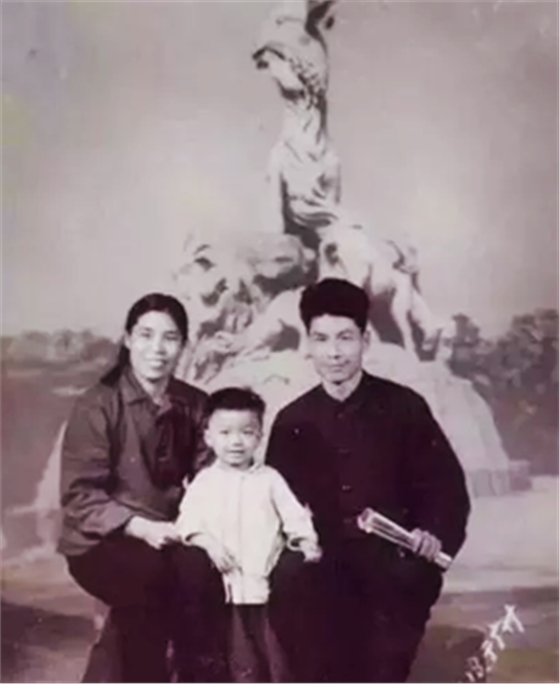 小崔父親的真實身份曝光，痛打明星戲子的臉！