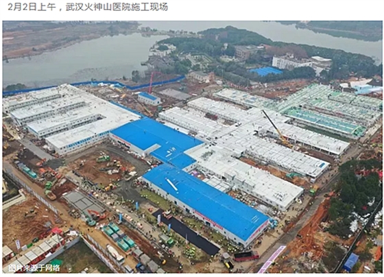 2月2日上午，武漢火神山醫(yī)院施工現(xiàn)場