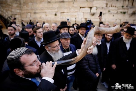 昨晚，大批民眾在哭墻為中國祈禱！