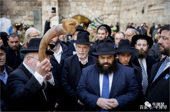 昨晚，大批民眾在哭墻為中國祈禱！