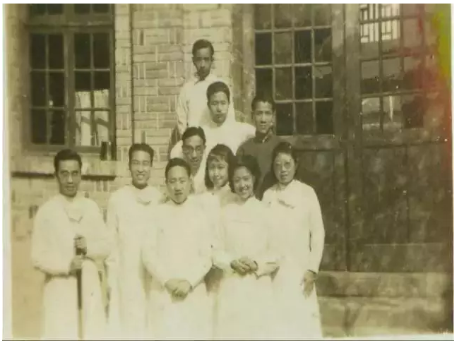 齒界鴻才—記中國(guó)百歲口腔醫(yī)師丁鴻才教授 齒界鴻才—記中國(guó)百歲口腔醫(yī)師丁鴻才教授