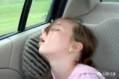 睡覺(jué)流口水怎么回事