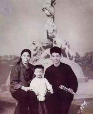 小崔父親的真實(shí)身份曝光，痛打明星戲子的臉！