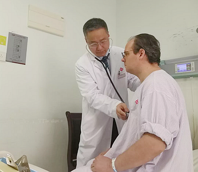 中山一院吳鐘凱教授為患者檢查 中山一院吳鐘凱教授為患者檢查